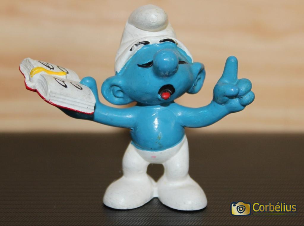 Schtroumpf maitre d'école avec livre