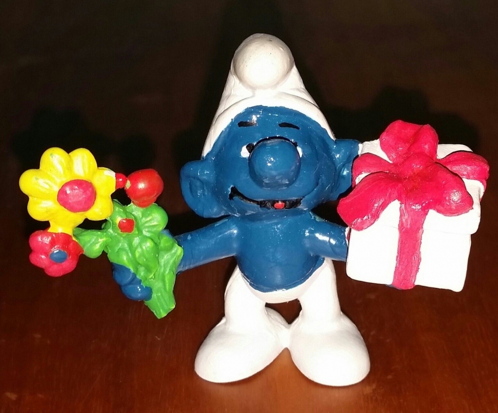 Schtroumpf avec cadeau et fleurs
