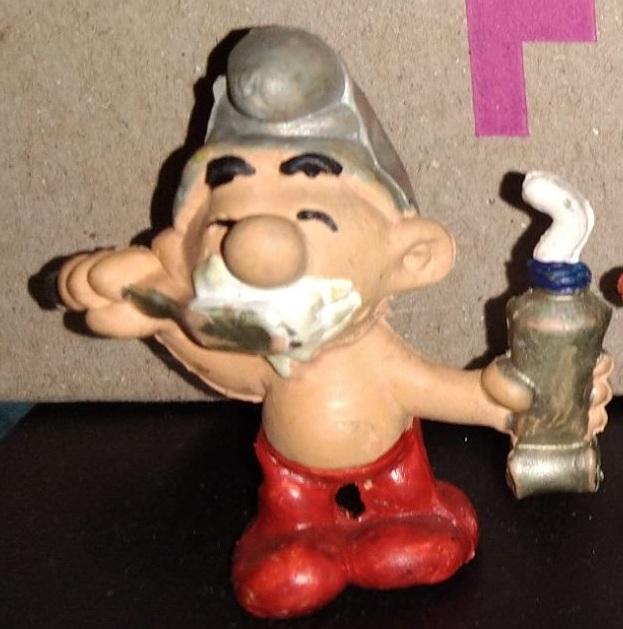 Schtroumpf avec brosse à dents et dentifrice