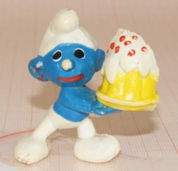 Schtroumpf gourmand avec gâteau