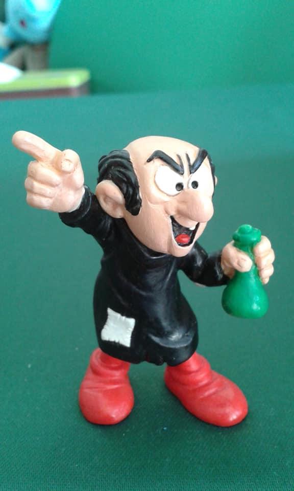 Gargamel avec fioles de laboratoires / verres