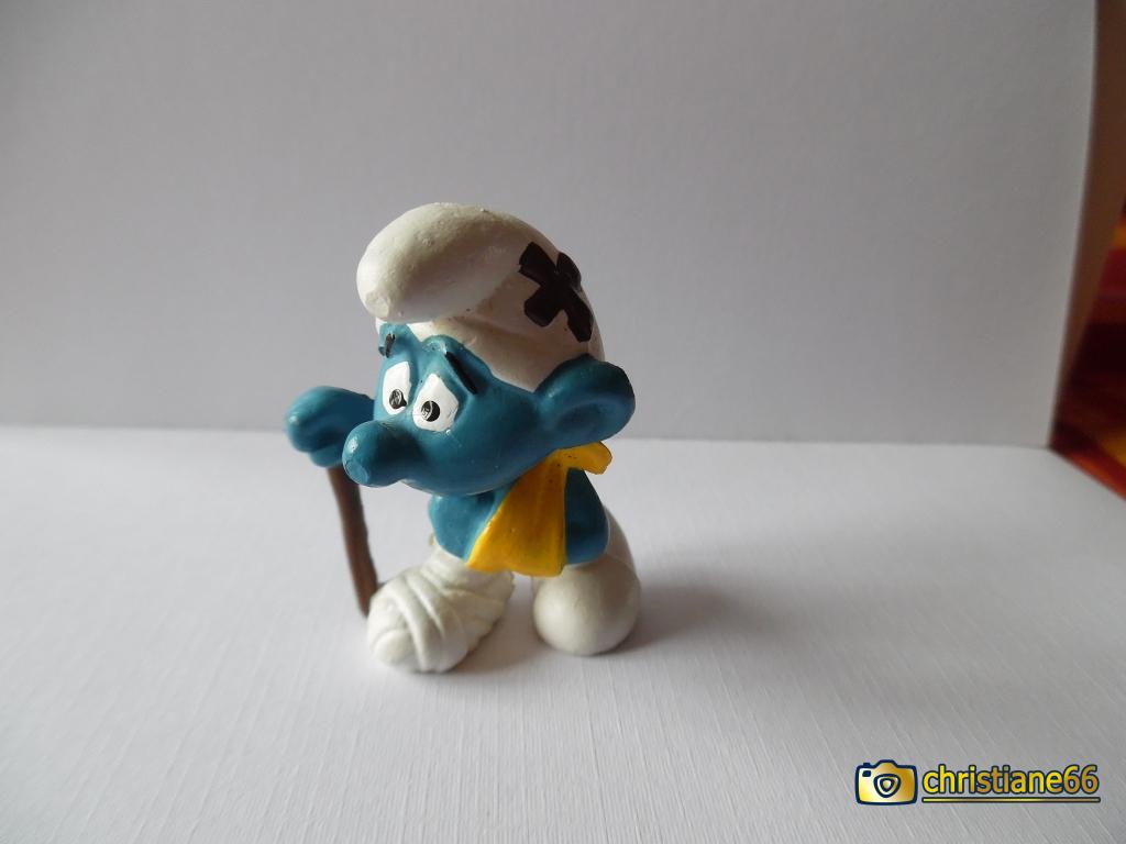 Schtroumpf blessé avec béquille