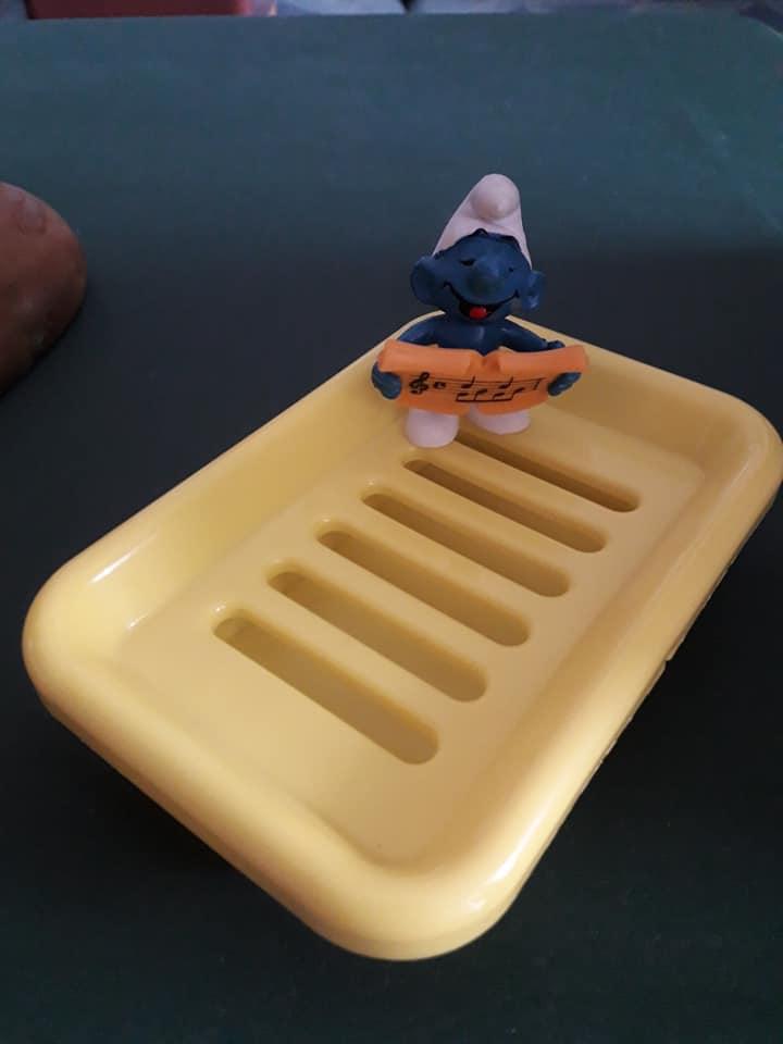 Porte savon -  Schtroumpf chanteur avec partition