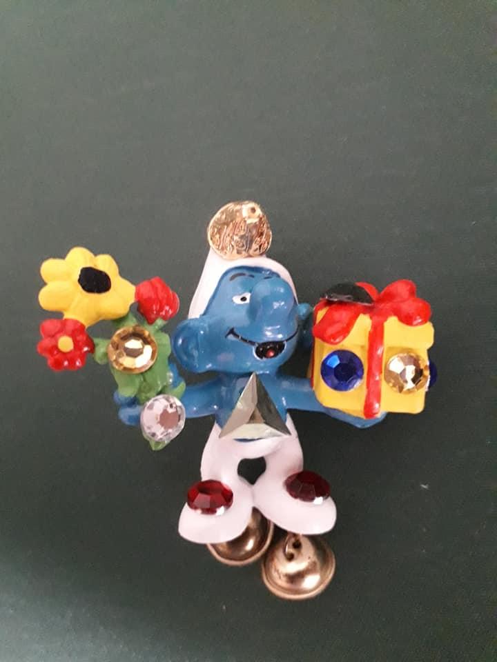 Broche -  Schtroumpf avec cadeau et fleurs