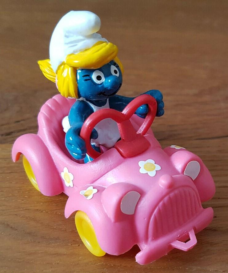 Schtroumpfette en voiture