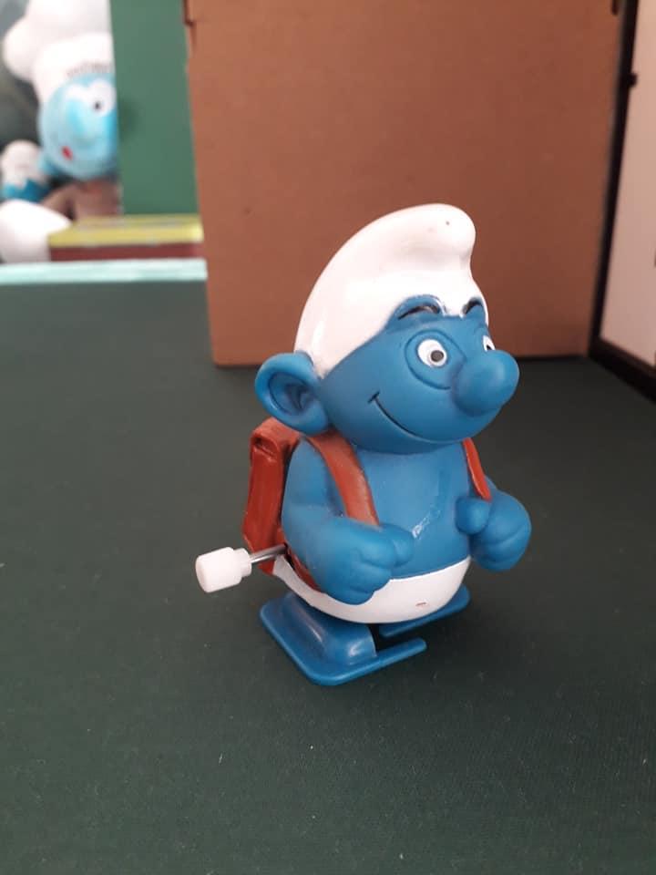 Schtroumpf avec un sac à dos