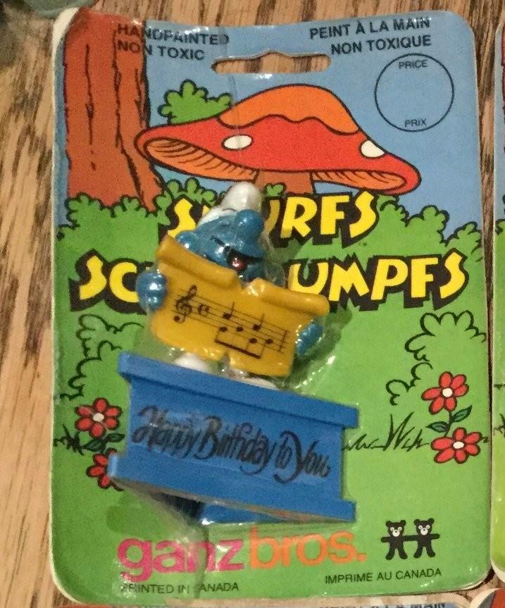 Schtroumpf chanteur avec partition