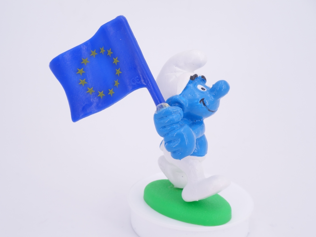 Schtroumpf avec drapeau Européen