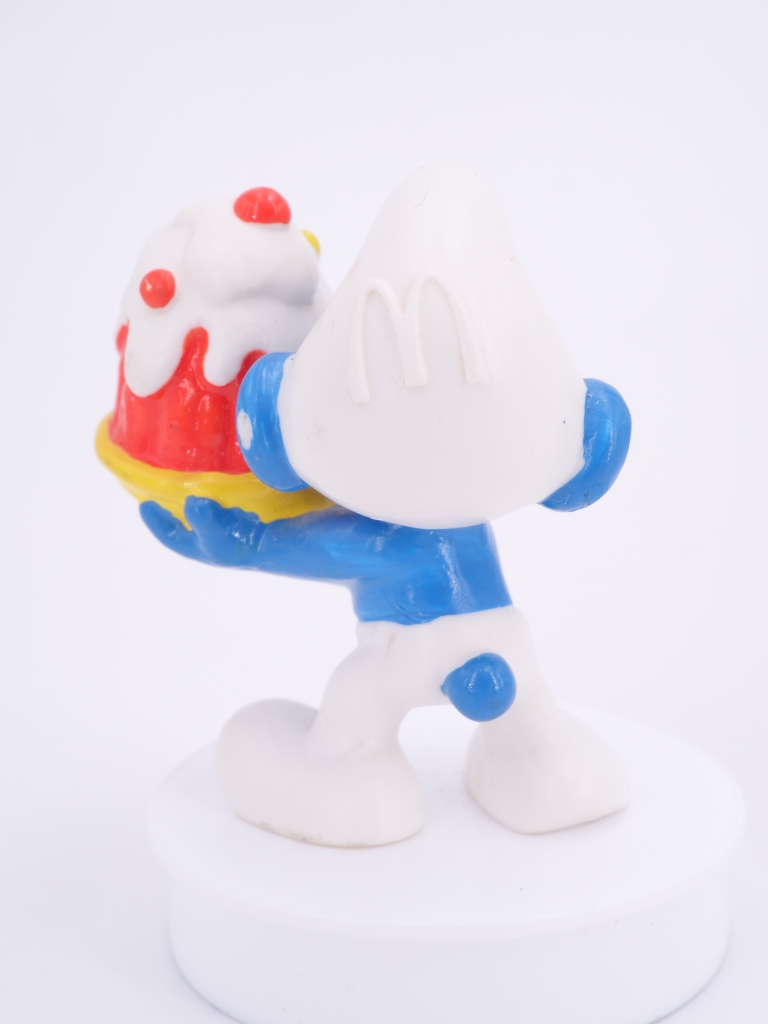 Schtroumpf gourmand avec gâteau