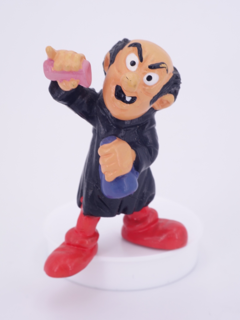Gargamel avec fioles de laboratoires / verres