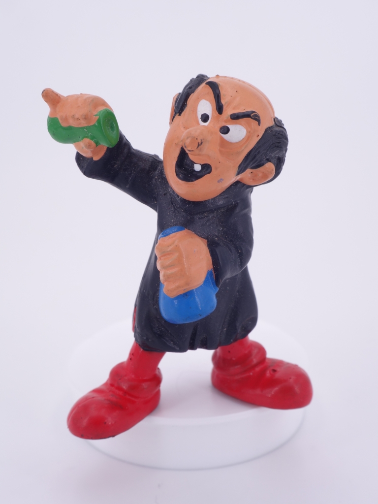 Gargamel mit Labor- / Glasgefäßen