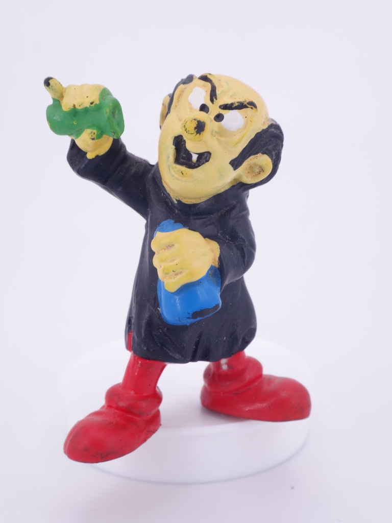 Gargamel mit Labor- / Glasgefäßen