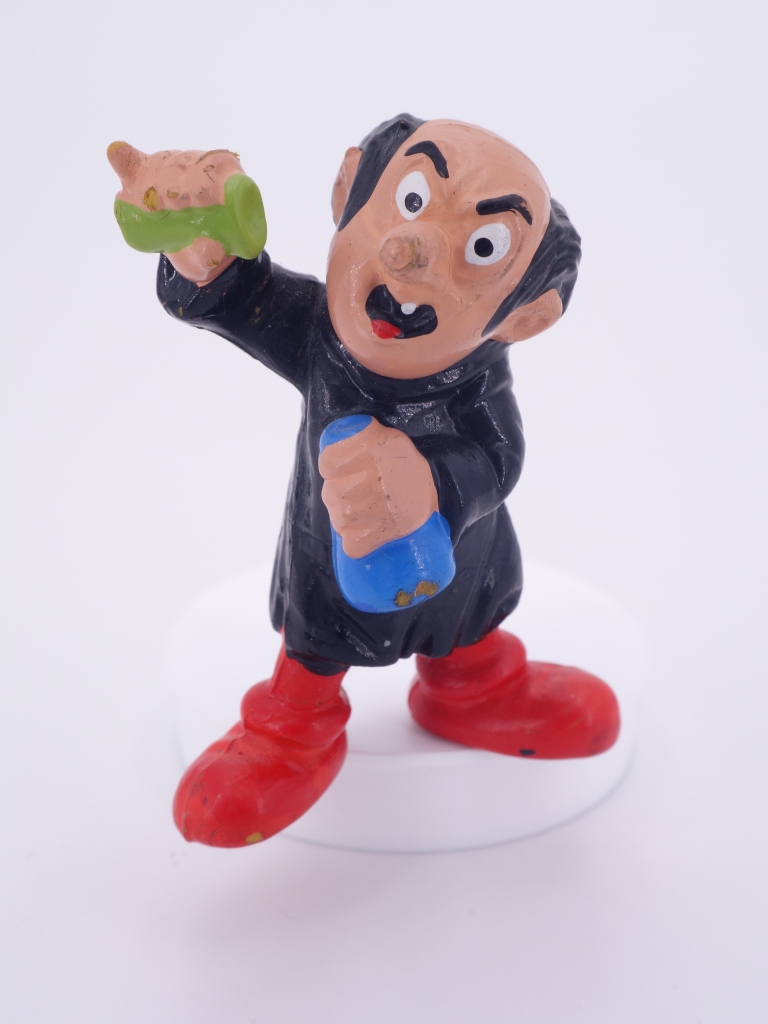 Gargamel avec fioles de laboratoires / verres