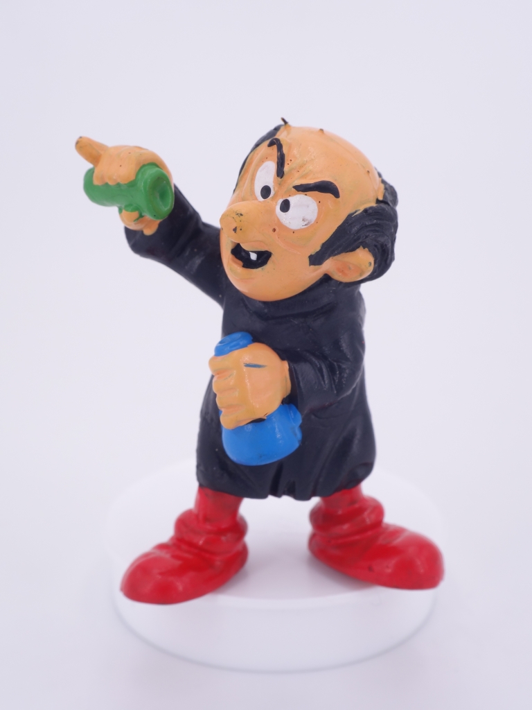 Gargamel mit Labor- / Glasgefäßen