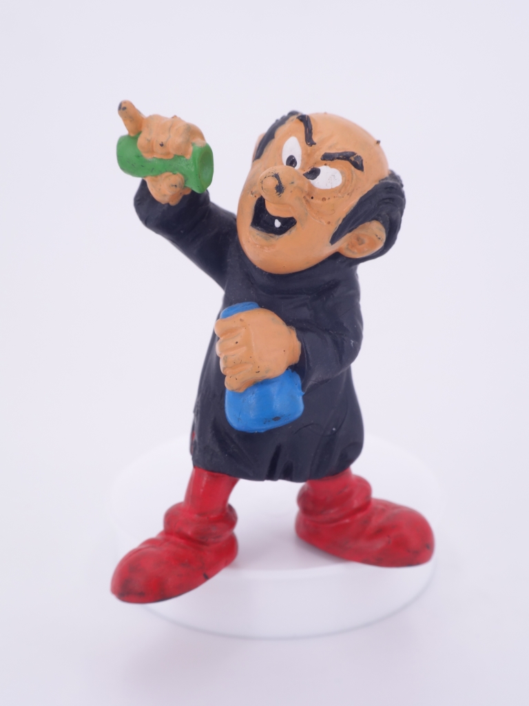 Gargamel mit Labor- / Glasgefäßen