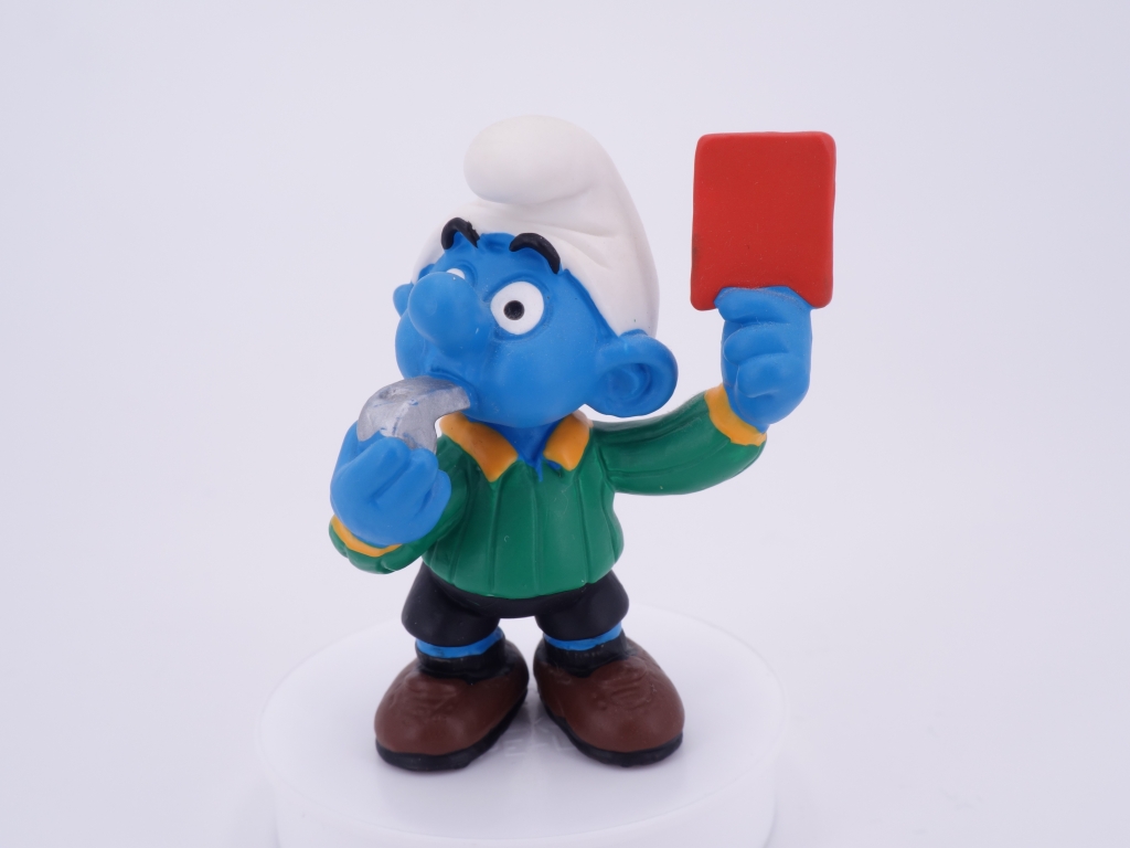 Schtroumpf arbitre avec carton rouge