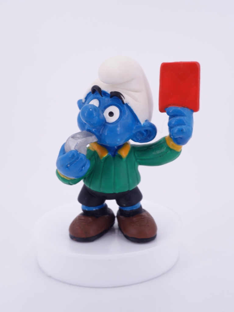 Schtroumpf arbitre avec carton rouge