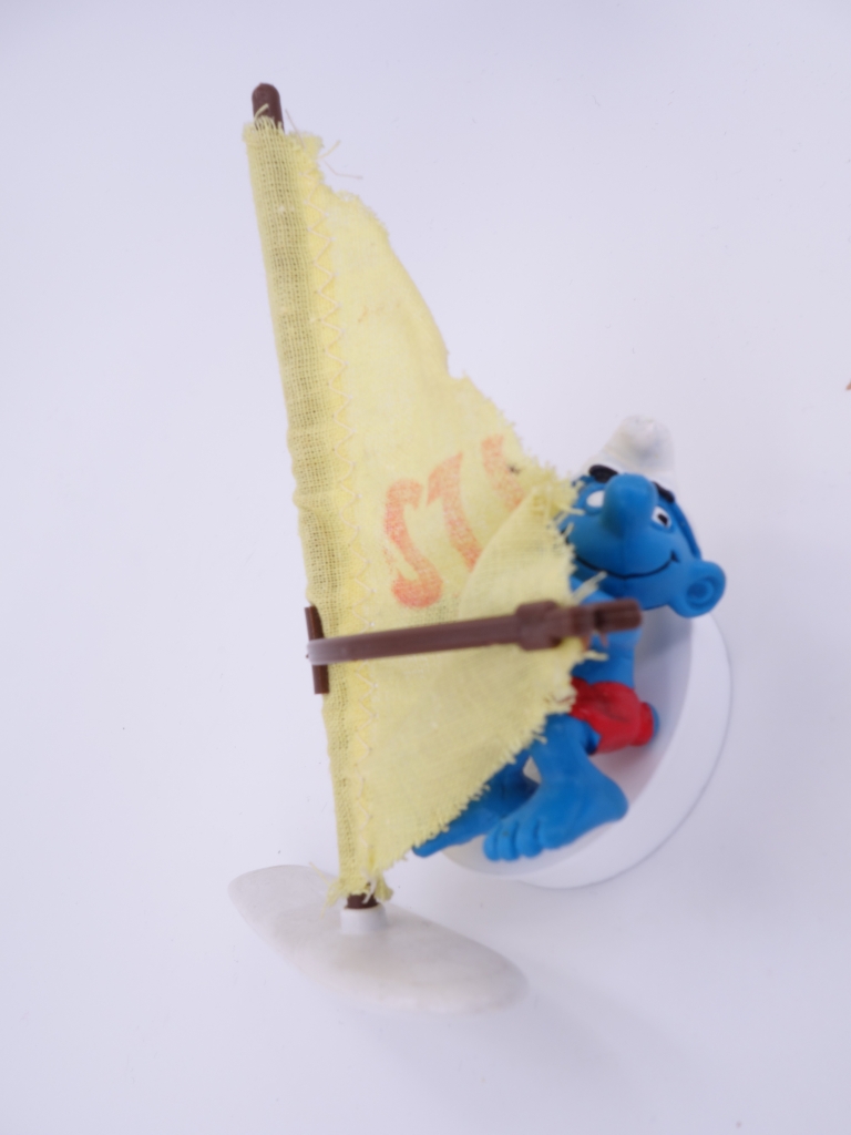 Schtroumpf sur planche à voile