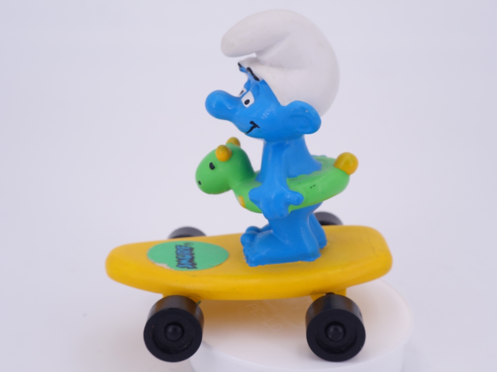 Schtroumpf avec bouée skateboard