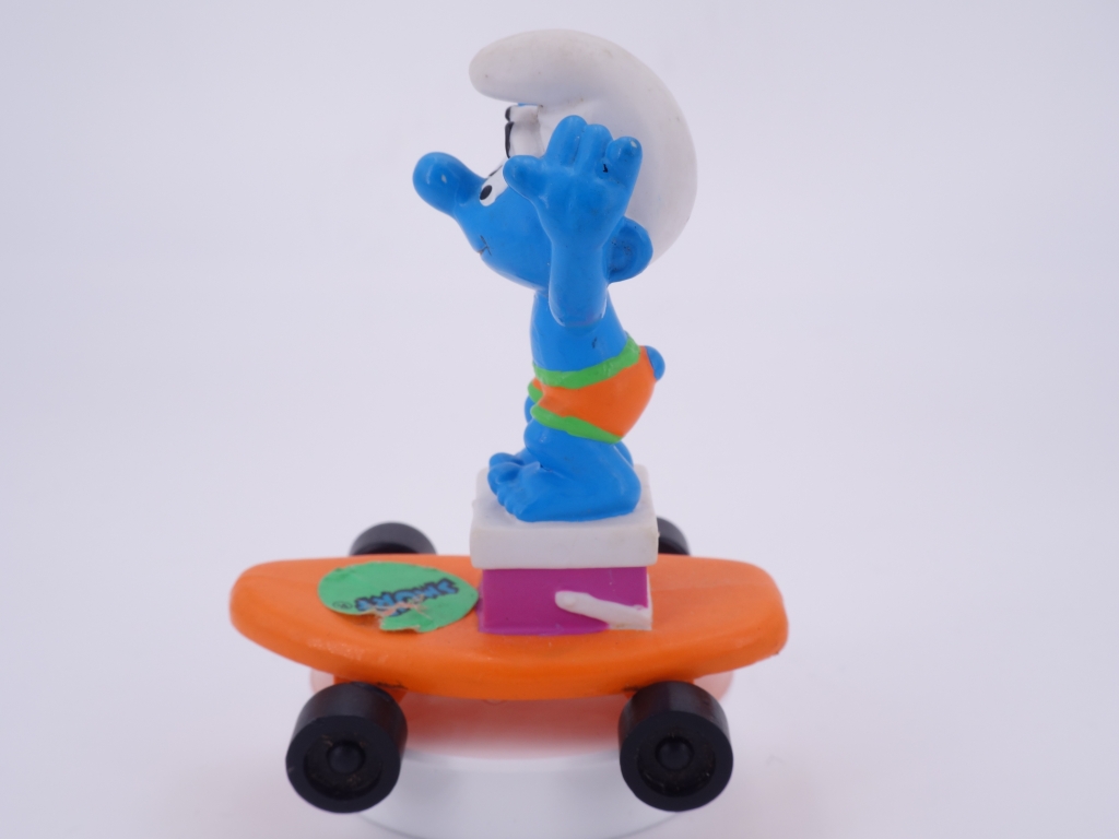 Schtroumpf sur plongeoir skateboard