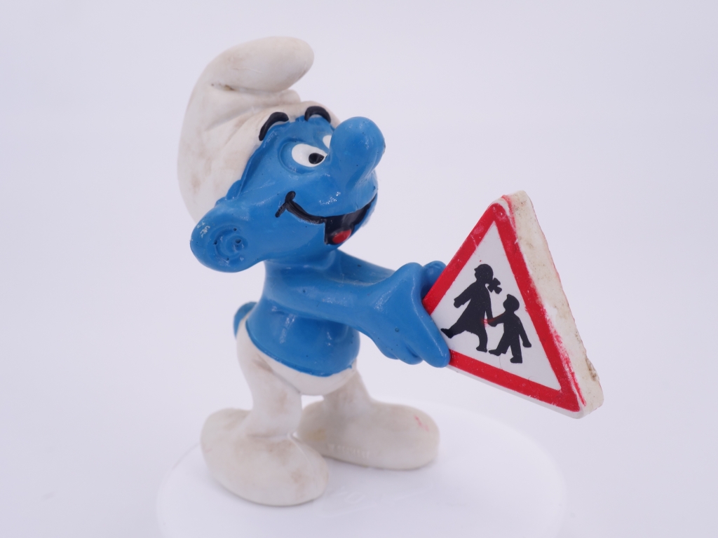 Schtroumpf avec panneau de passage à niveau