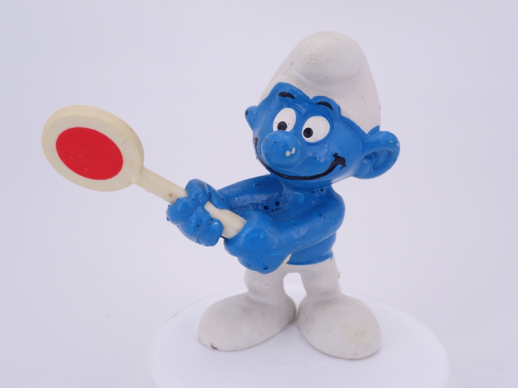 Schtroumpf avec panneau de traffic