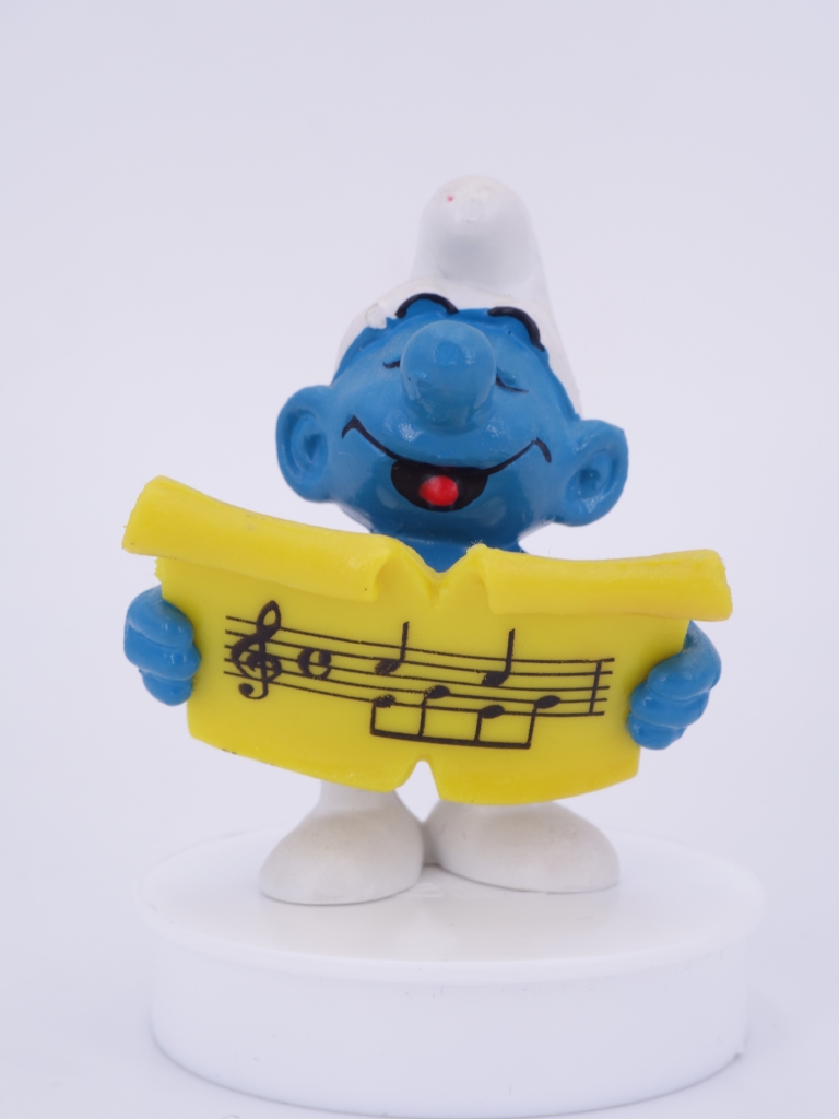 Schtroumpf chanteur avec partition