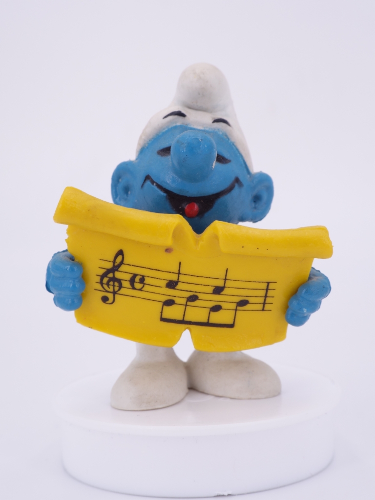 Schtroumpf chanteur avec partition