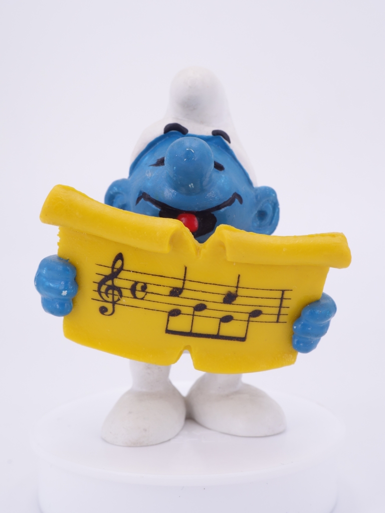 Schtroumpf chanteur avec partition