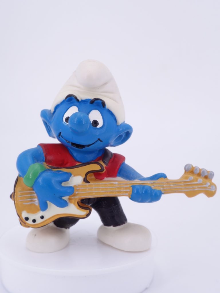 Schtroumpf avec guitare basse