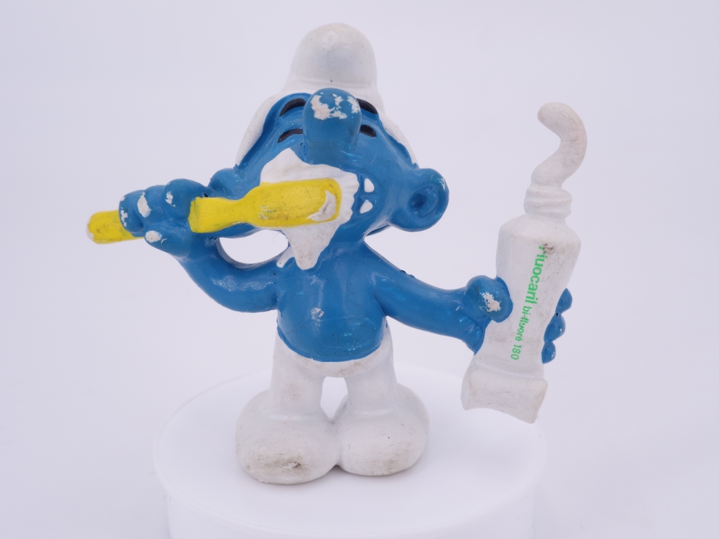 Schtroumpf avec brosse à dents et dentifrice