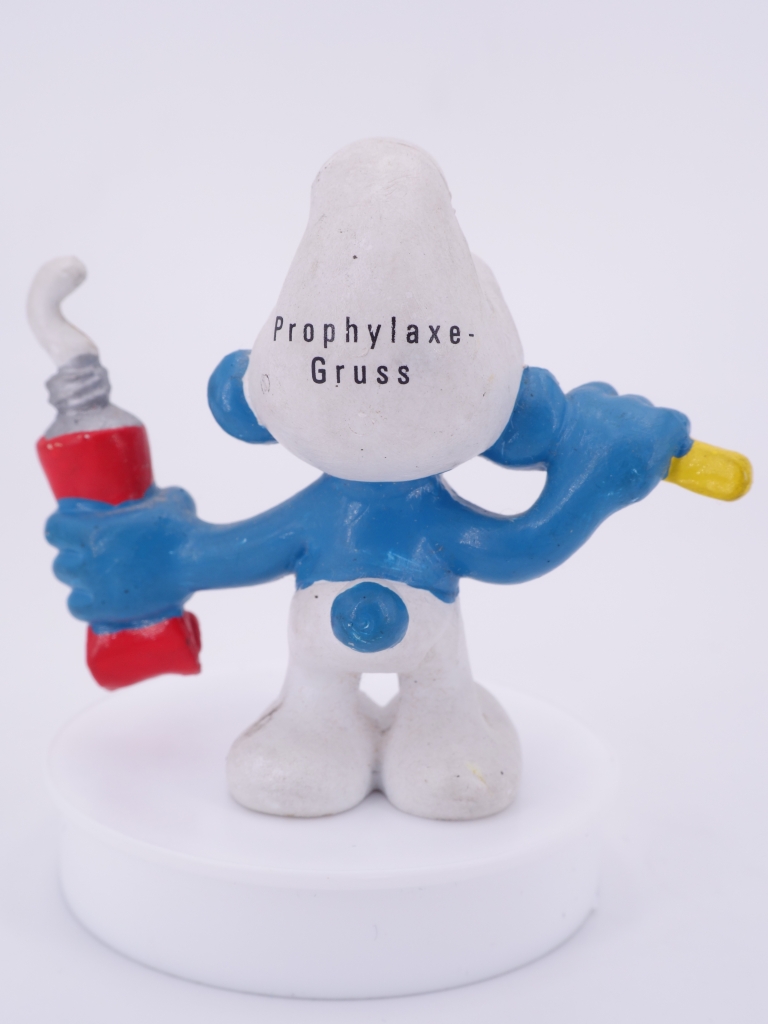 Schtroumpf avec brosse à dents et dentifrice