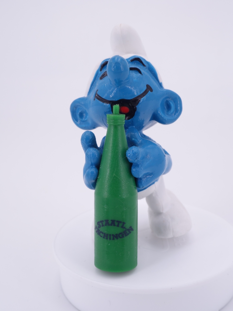 Schtroumpf assoiffé avec bouteille