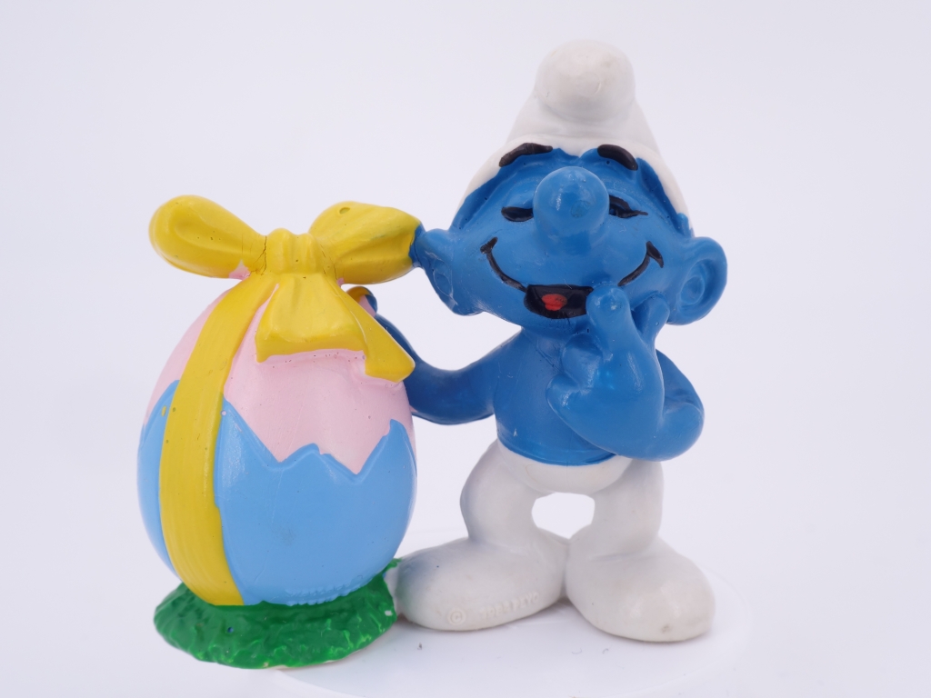 Schtroumpf avec œuf avec nœud