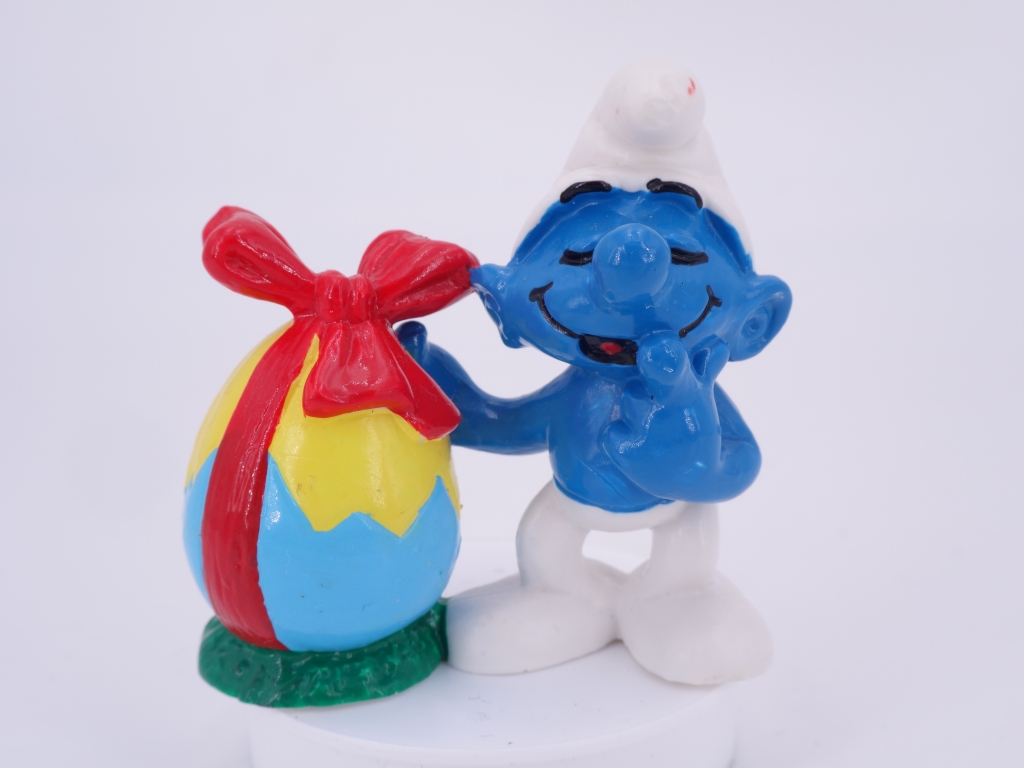 Schtroumpf avec œuf avec nœud