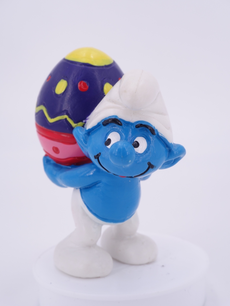 Schtroumpf qui porte un œuf