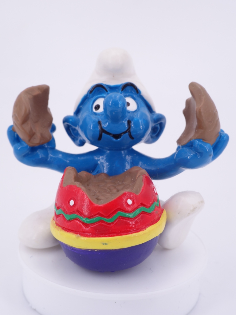 Schtroumpf qui mange un œuf au chocolat