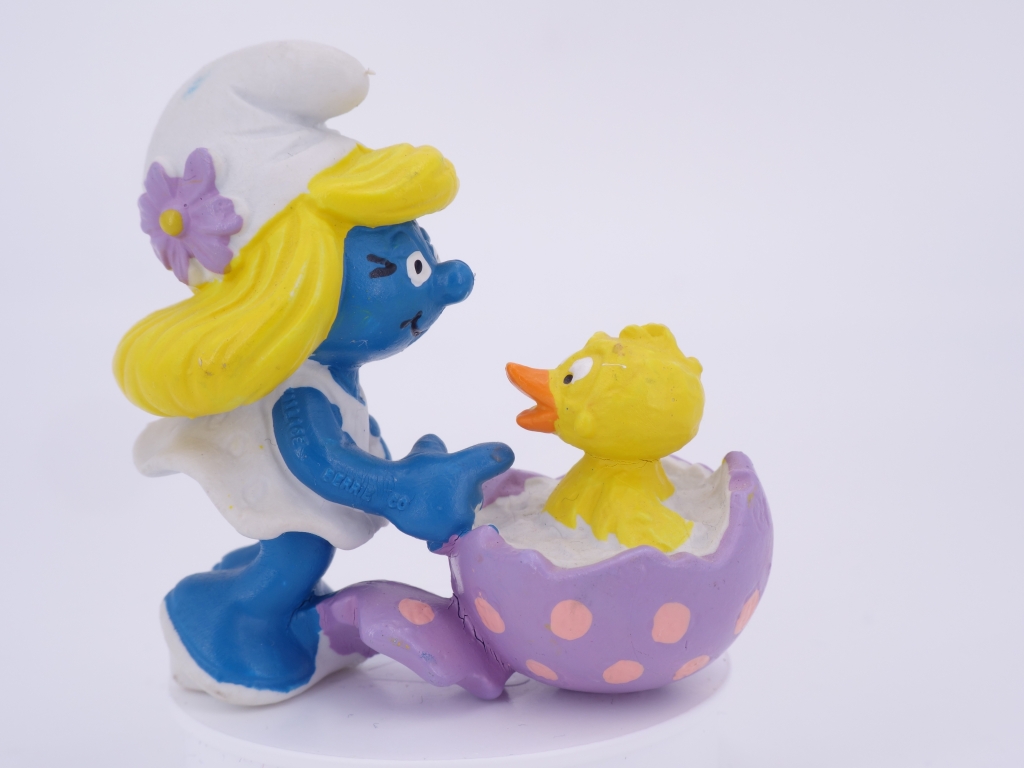 Schtroumpfette avec poussin qui sort d'un œuf