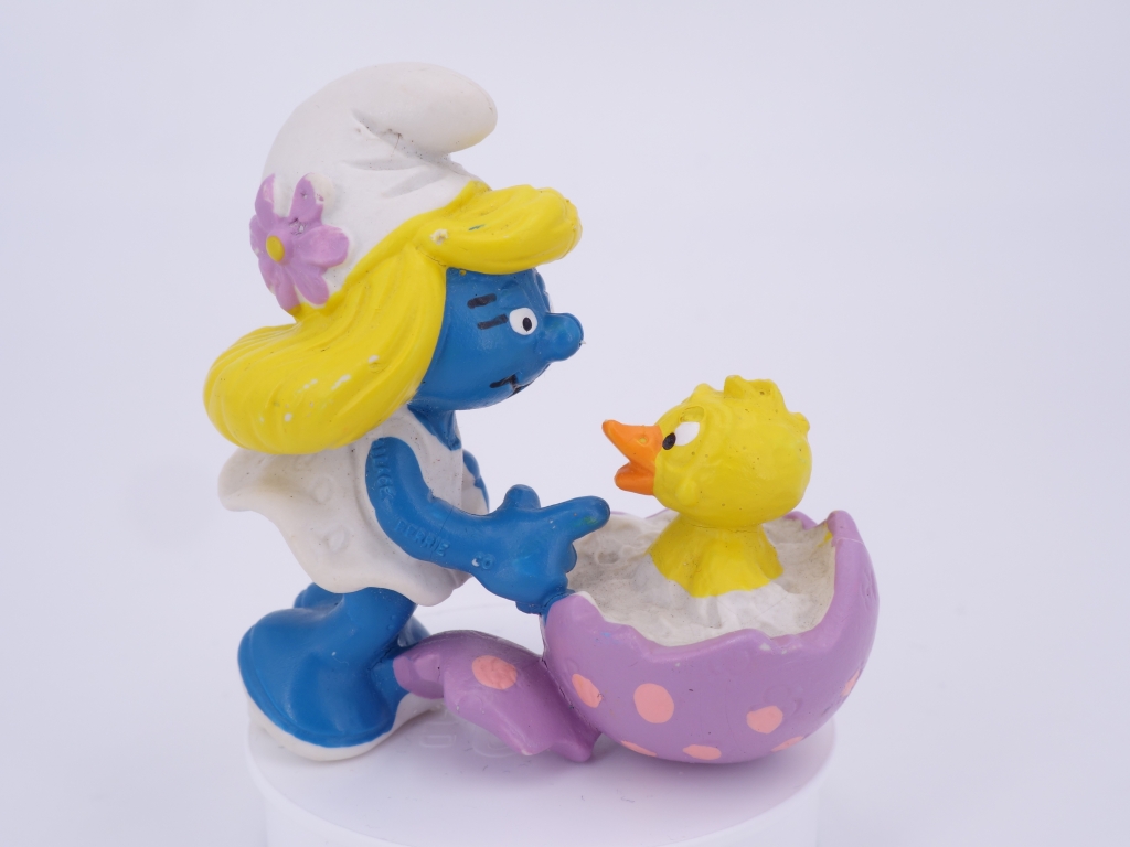 Schtroumpfette avec poussin qui sort d'un œuf