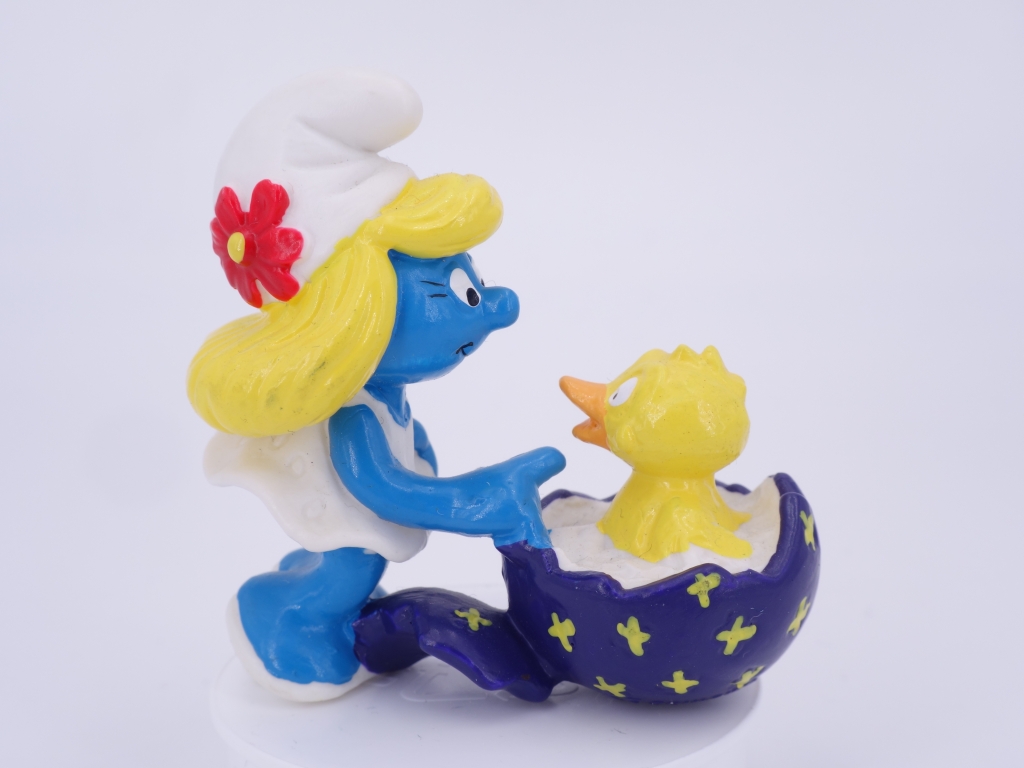 Schtroumpfette avec poussin qui sort d'un œuf