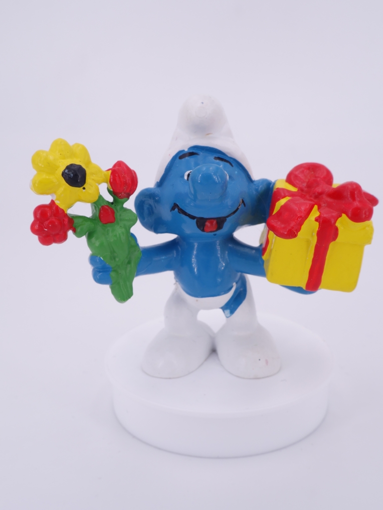 Schtroumpf avec cadeau et fleurs