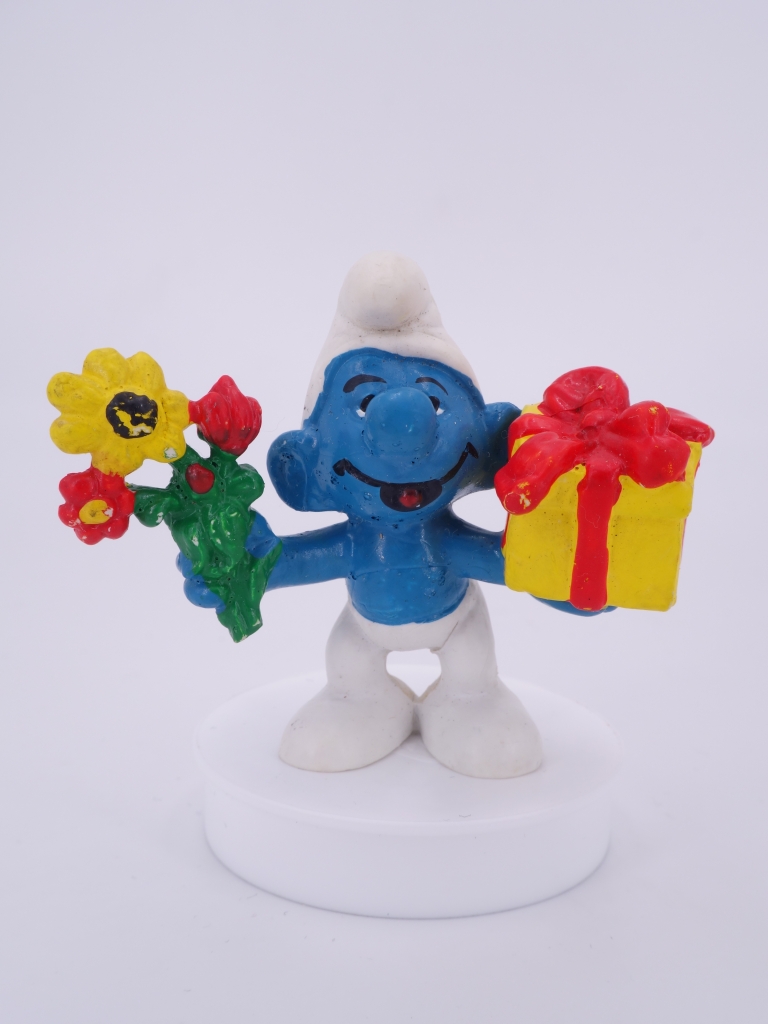 Schtroumpf avec cadeau et fleurs