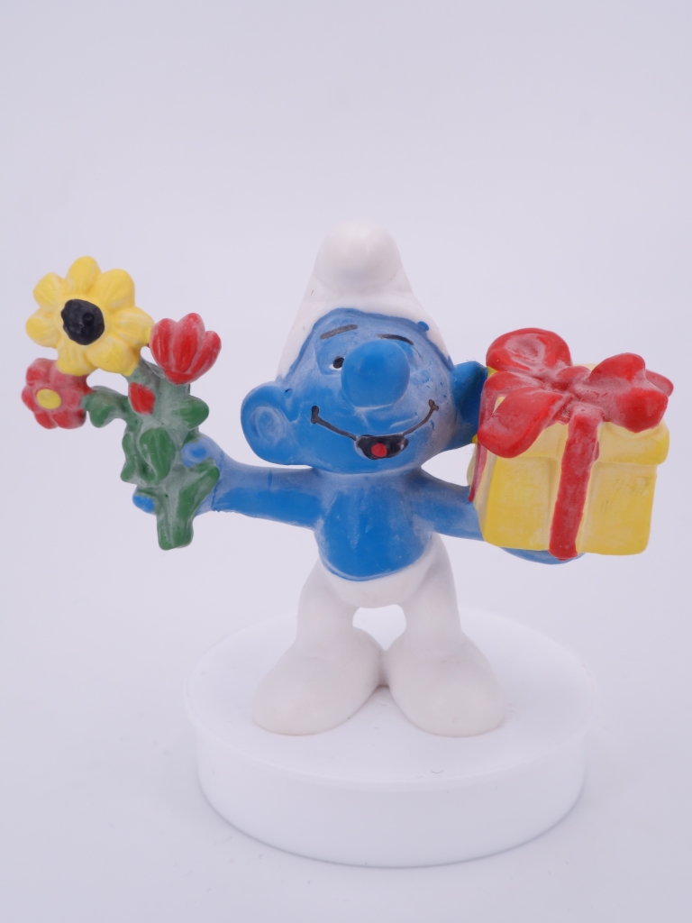 Schtroumpf avec cadeau et fleurs