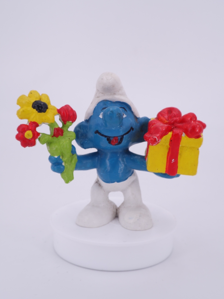 Schtroumpf avec cadeau et fleurs
