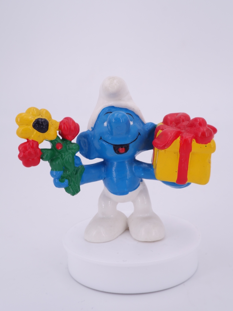Schtroumpf avec cadeau et fleurs