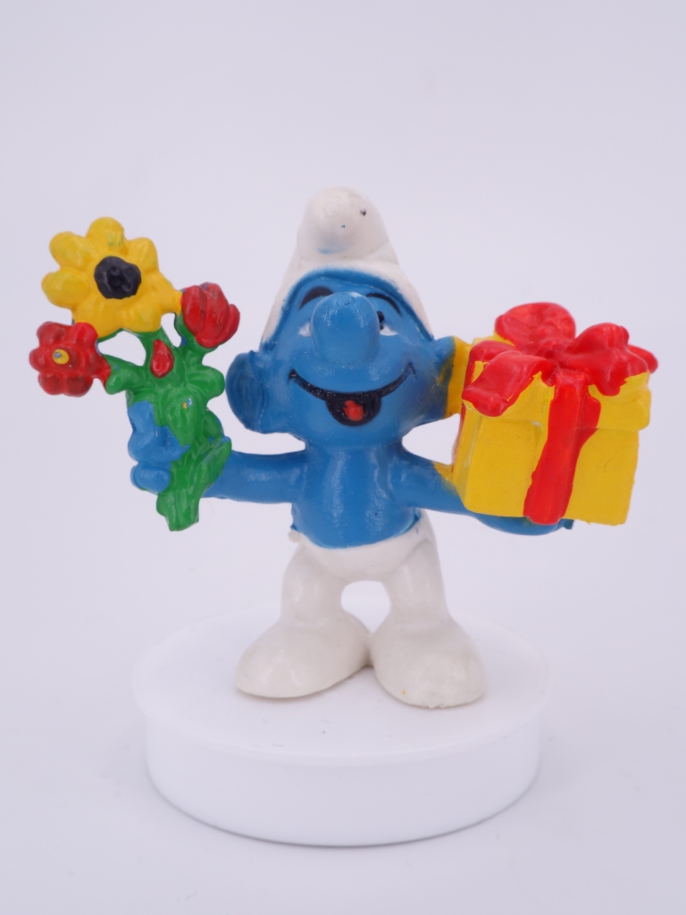 Schtroumpf avec cadeau et fleurs