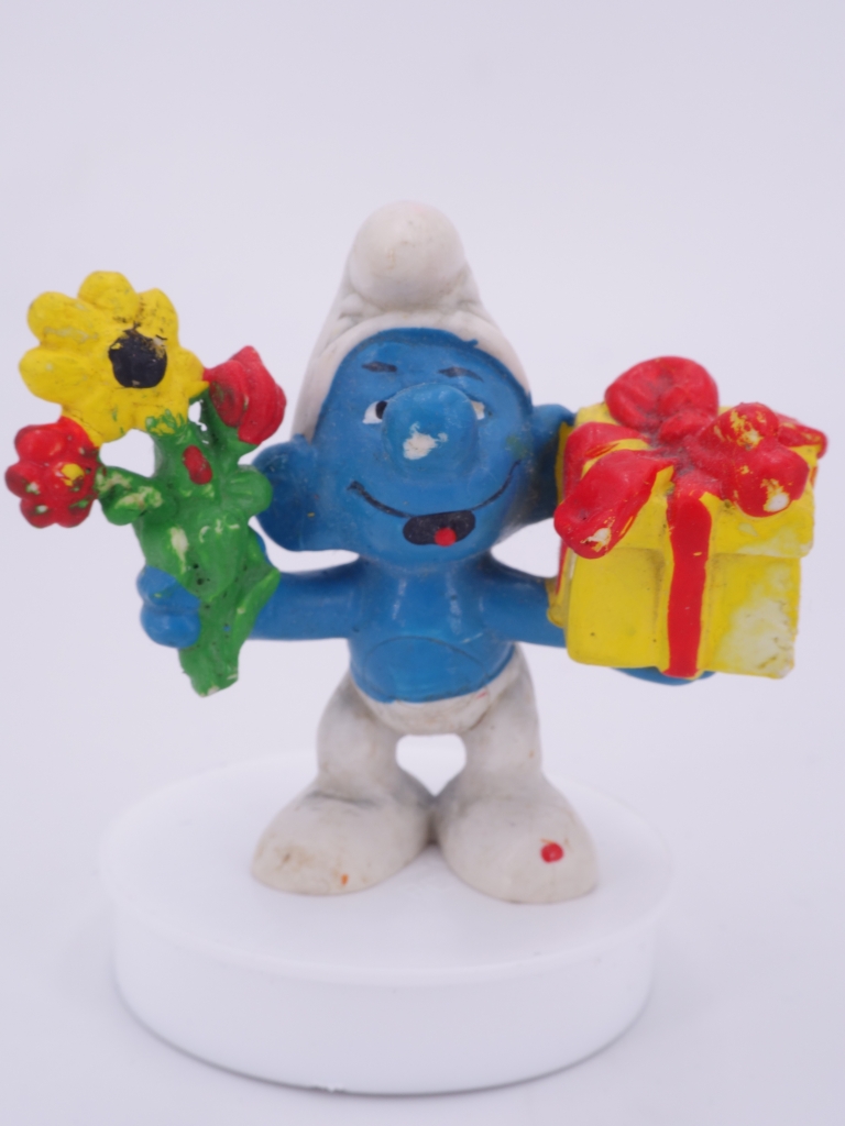 Schtroumpf avec cadeau et fleurs