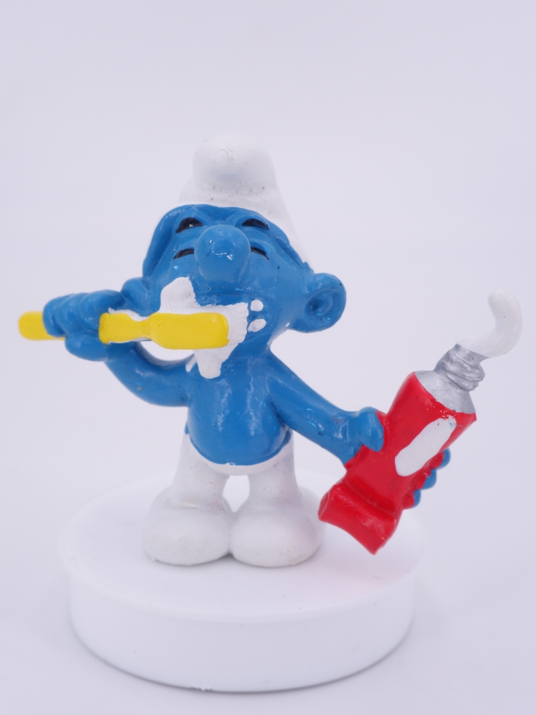 Schtroumpf avec brosse à dents et dentifrice