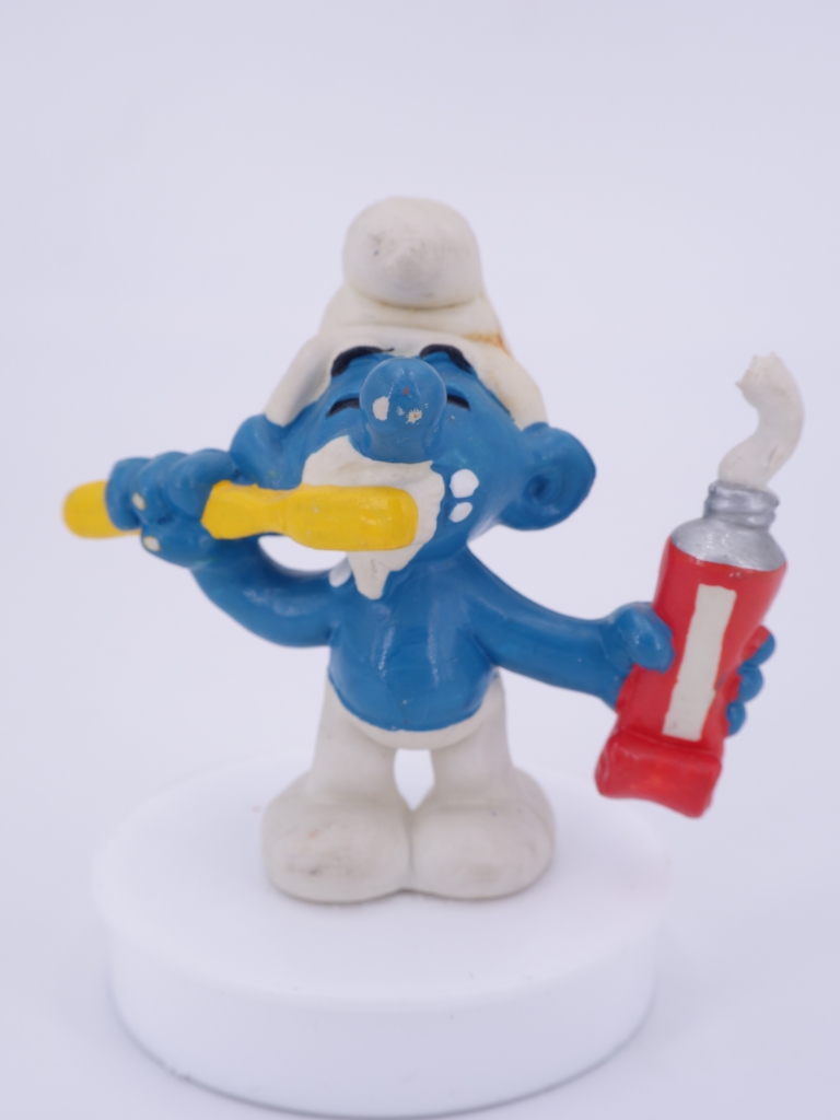 Schtroumpf avec brosse à dents et dentifrice