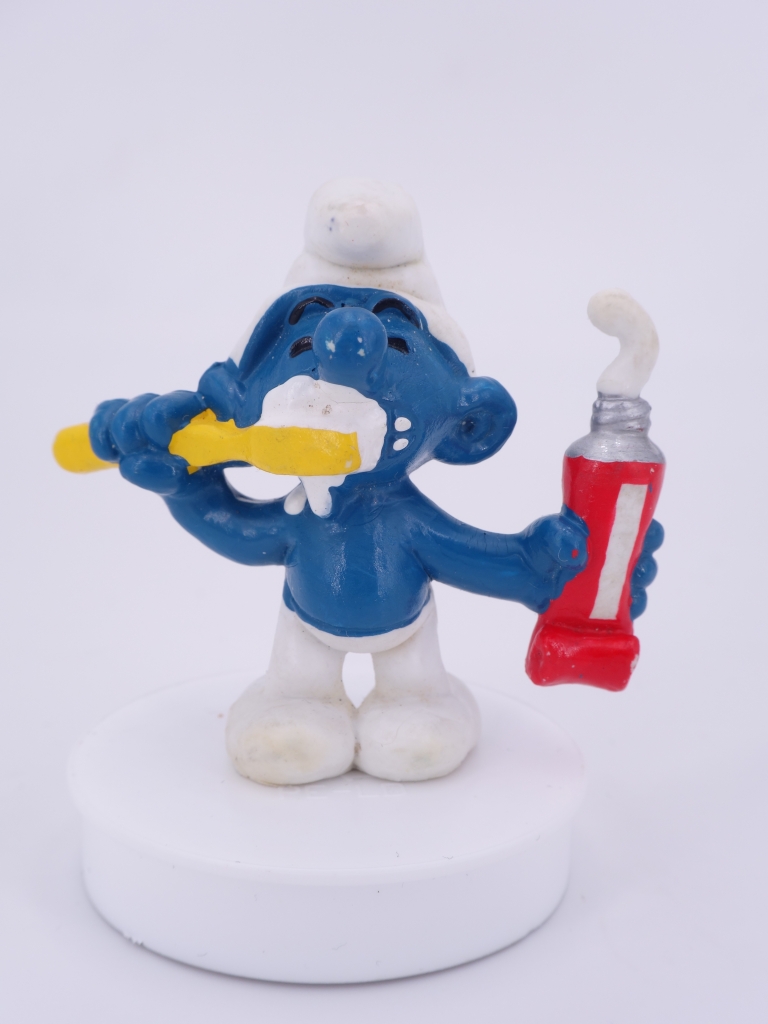 Schtroumpf avec brosse à dents et dentifrice